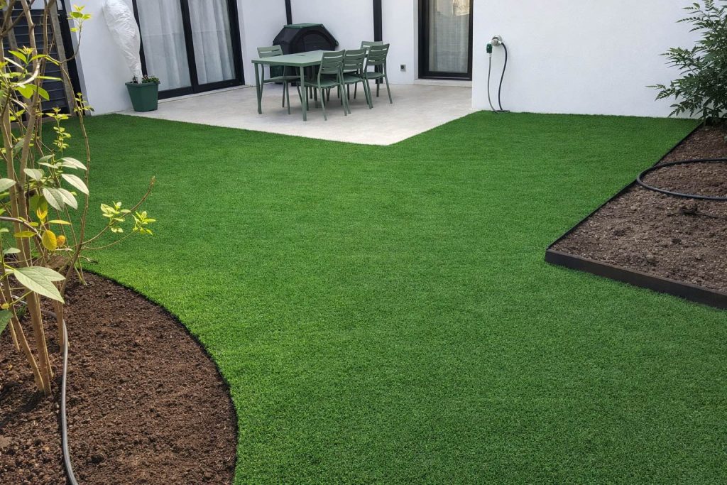 Pose de gazon synthétique à carnon par paysagiste