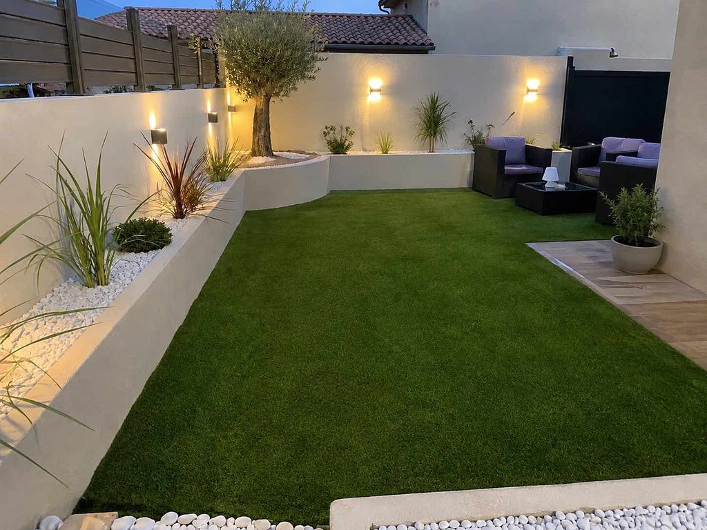 Aménagement de jardin pas cher à Montpellier avec gazon synthétique et plantations méditerranéennes